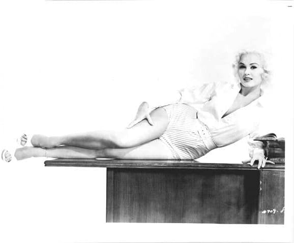 Mamie Van Doren 1950's Pin-up în pantaloni scurți întinși pe birou de 8x10 inch fotografie